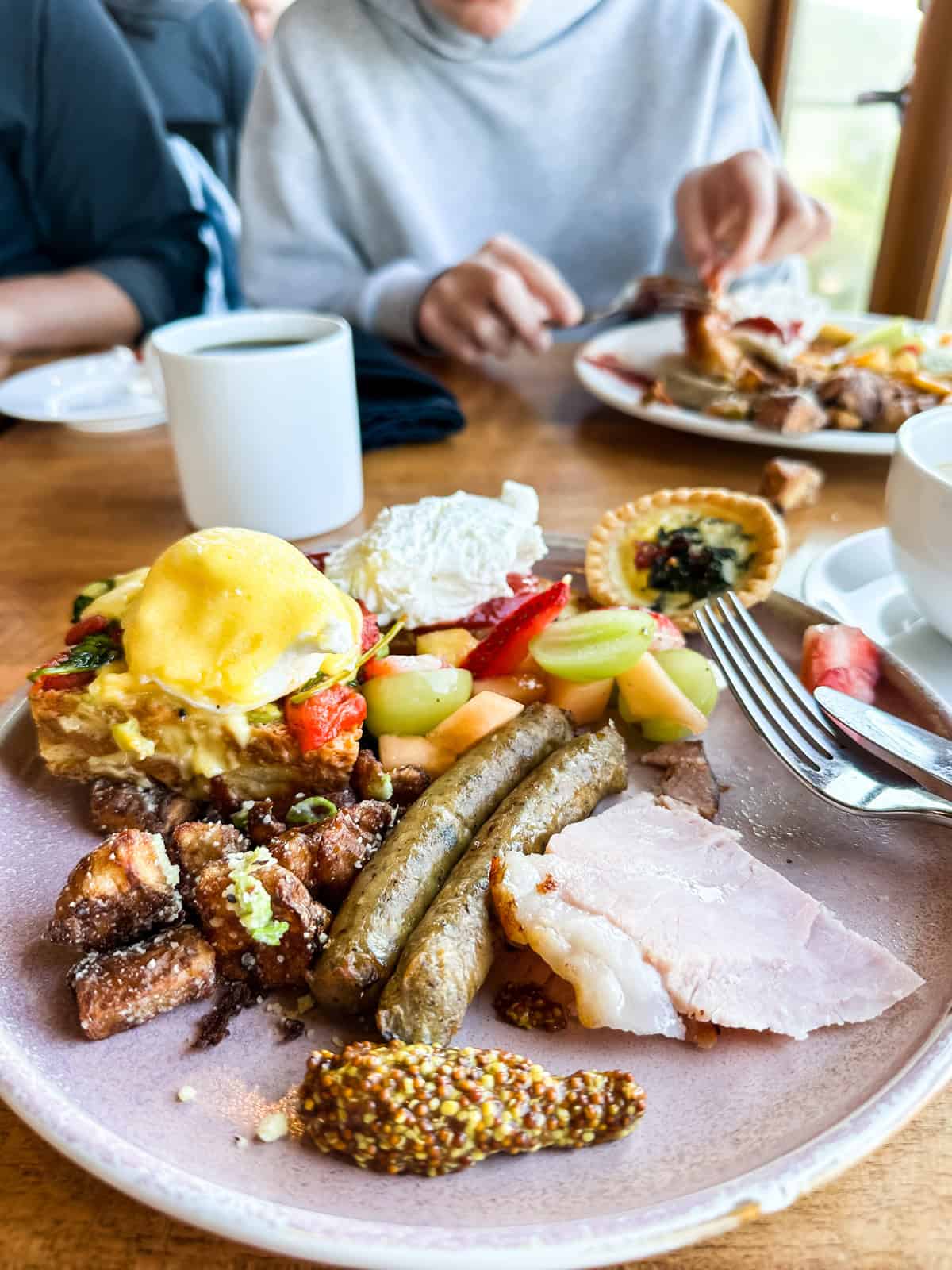 a plate of breakfast food